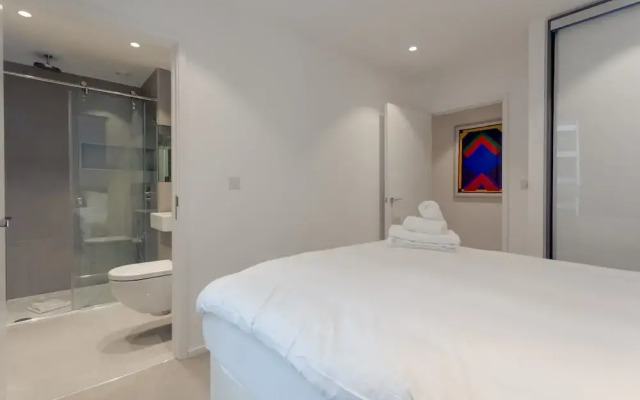 Modern 3 Bedroom Top Floor Apartment