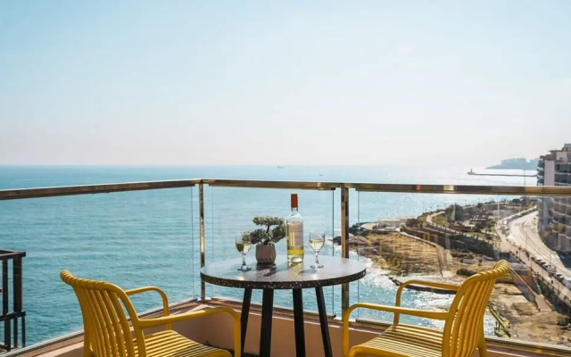 Gorgeous Seaviews From a Stunning Studio