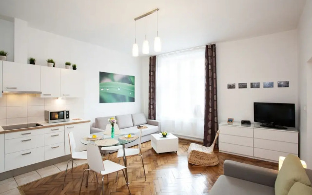 Faust and Mona Lisa Apartments