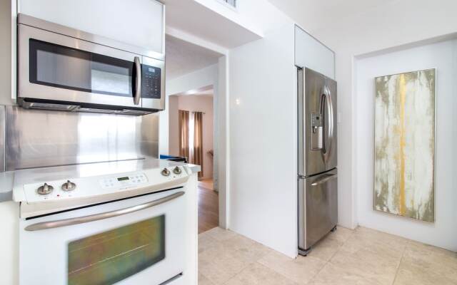 Astonishing Bayshore Villa with Pool