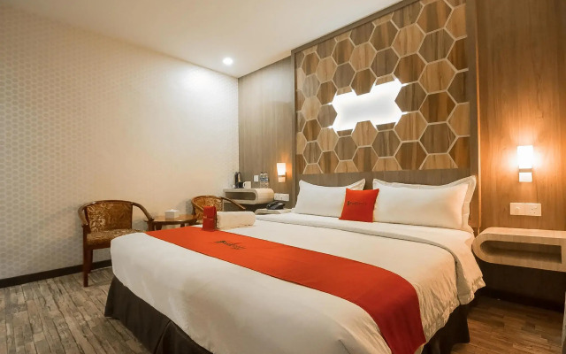 RedDoorz Plus near Mall Nagoya Hill Batam 3