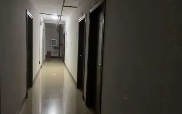 Fangchenggang Xinya Hotel (Buszhen Bus New Town)