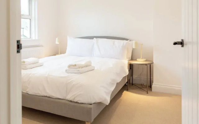 Bright & Airy 2BD - 10min walk to Centre