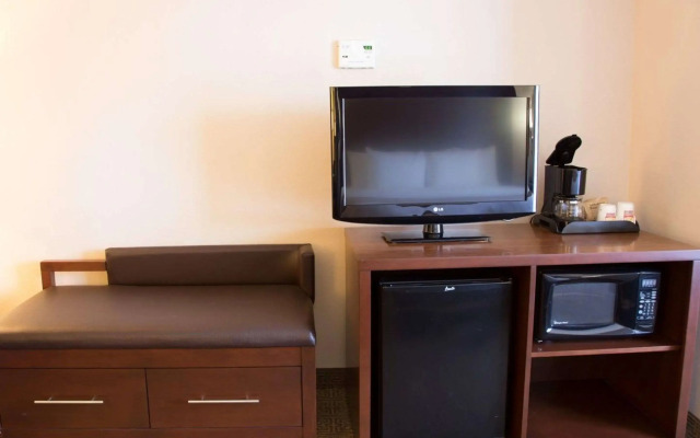 Comfort Suites Fultondale I-65 near I-22