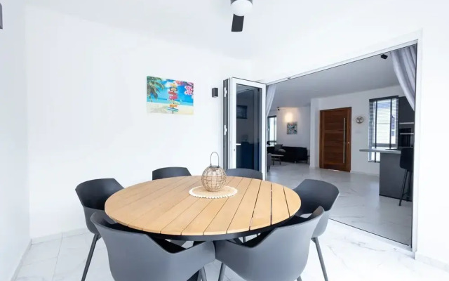 Modern Garden Villa Near Jan Thiel Mambo