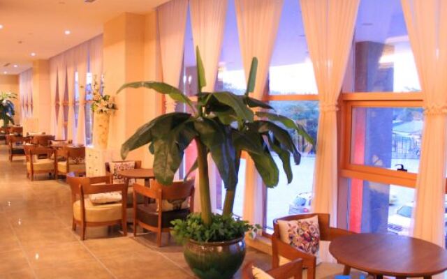 Qujing Longju Hotel (Zhanyi Passenger Terminal Branch)