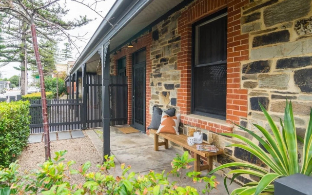 Blackbird at Arlo's - The heart of Glenelg - Wifi