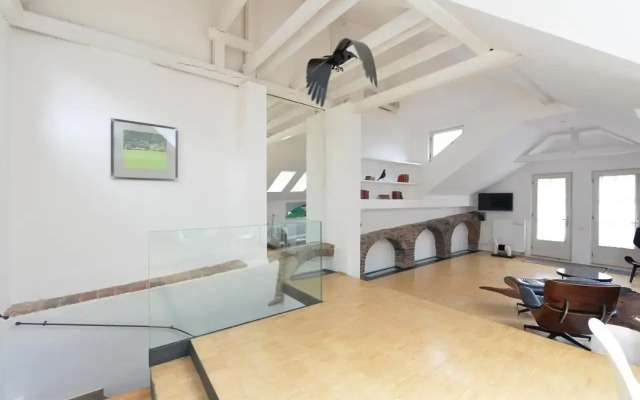 Eclectic Loft Royal Way