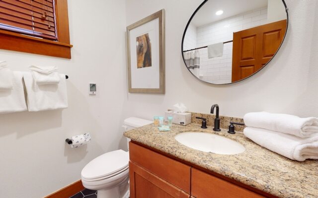 Timbers 6 Updated and Pet-Friendly, Private Jacuzzi, Private Garage by RedAwning