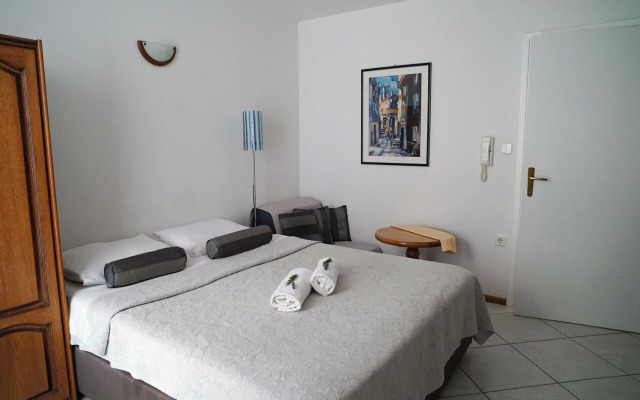 Apartments and Rooms Degra