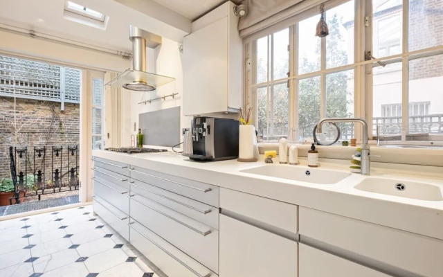 Spacious Designer 2 Bedroom Maisonette With Garden in Chelsea, London