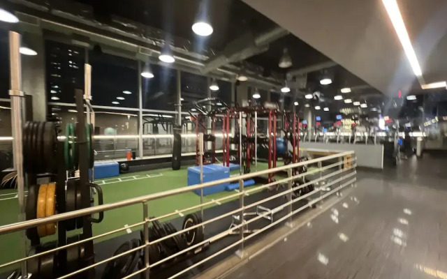 Atlas Suites - Bay & College