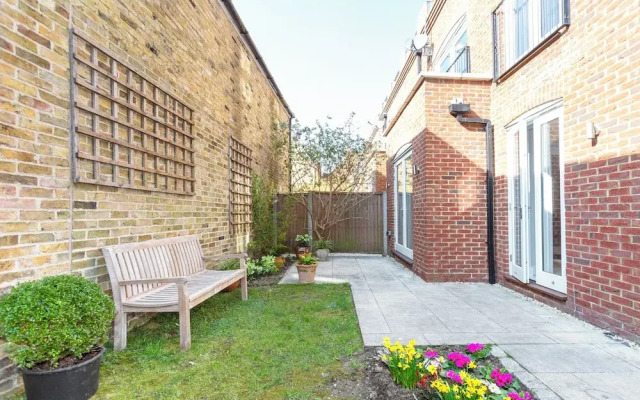Luxurious Central Windsor Town House