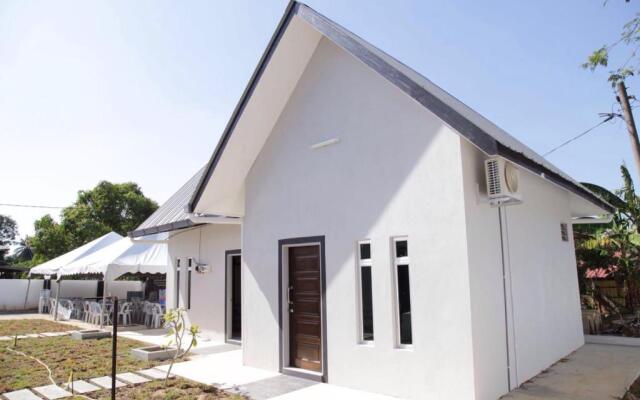 Belukar Lodges Private Homestay