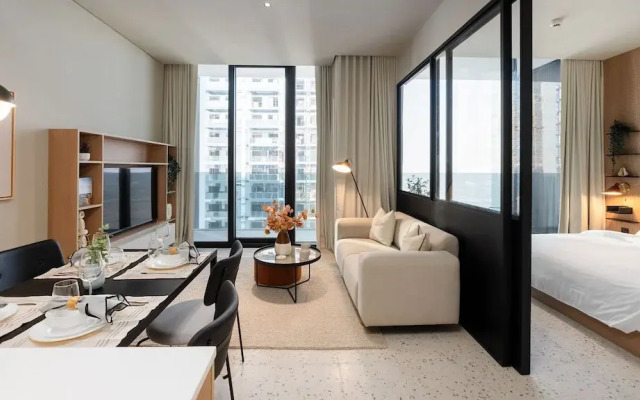 Charming 1BR w Balcony in Business Bay
