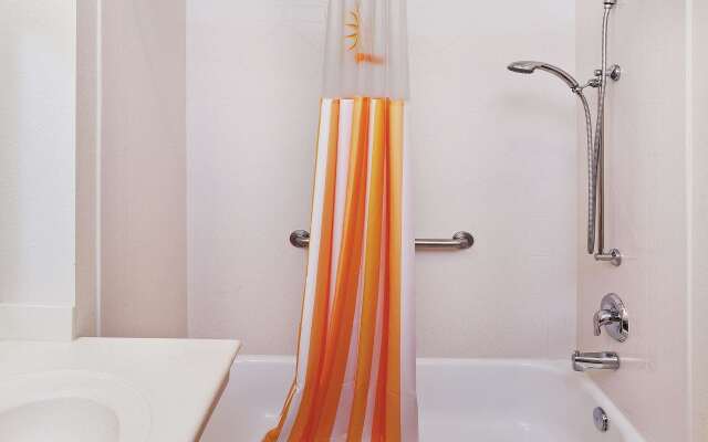 La Quinta Inn & Suites by Wyndham Columbus TX