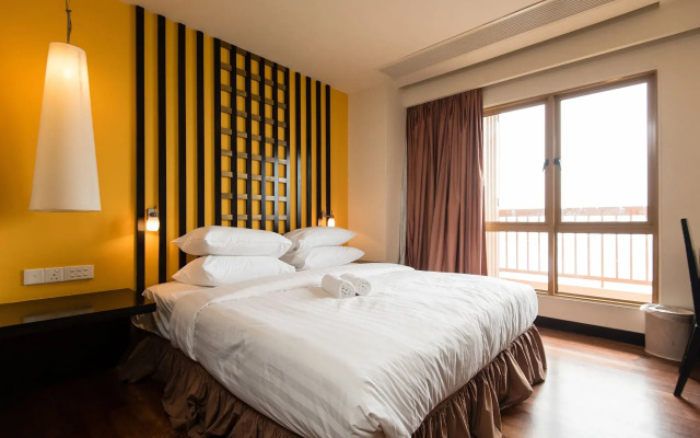 W Studio Resort Suites at Pyramid Tower