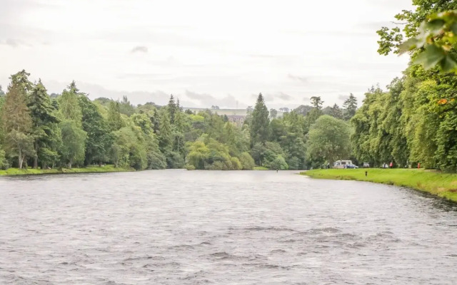 7 Riverside Gardens
