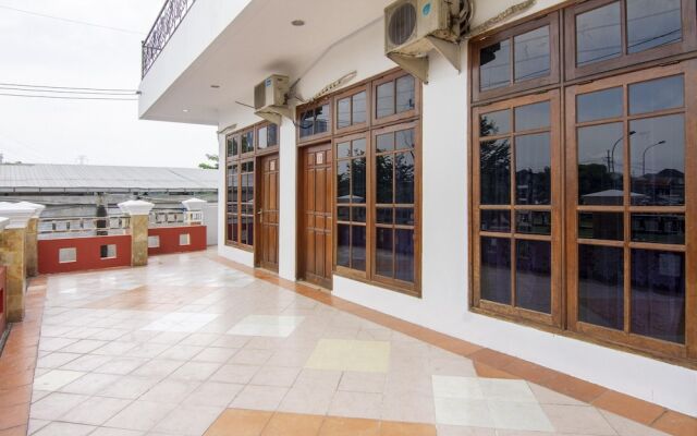 RedDoorz Plus @ Gunungsari Surabaya