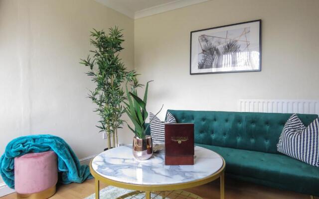 Tudors eSuites 3 Bedroom Apartment 6 Beds & Parking