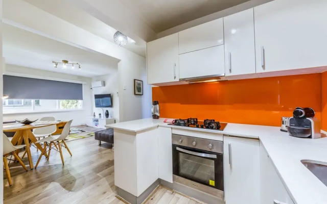 2 Bed Apartment With Free Parking - Netflix, Close to Train