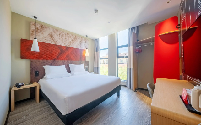 Ibis Hotel (Jinchang Guofang Plaza)