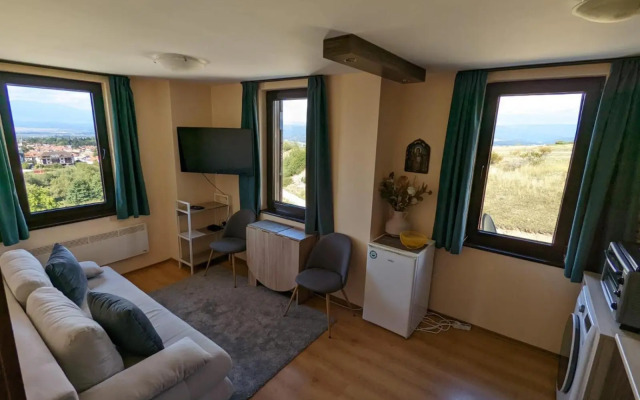 Stylish 2BD Apartment with Panoramic Mountain View