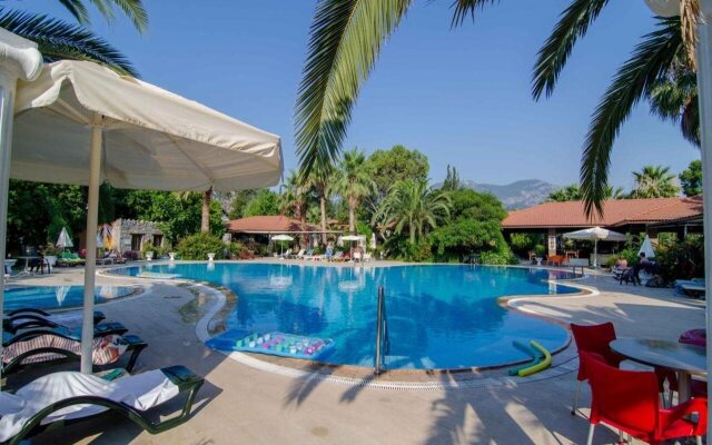 Hotel Holiday Calbis
