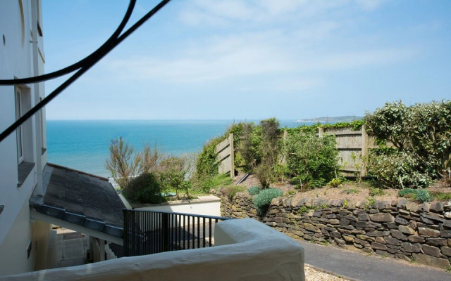 Clifton Court Apt 19 With Heated Pool
