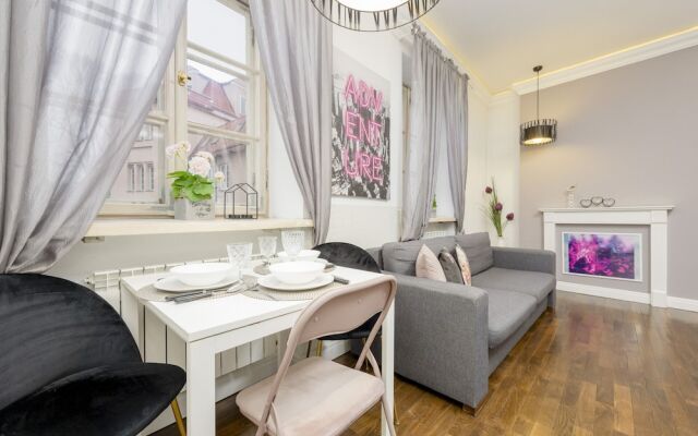 Atmospheric Mariensztat by Renters