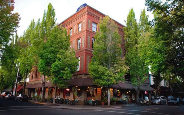 McMenamins Hotel Oregon