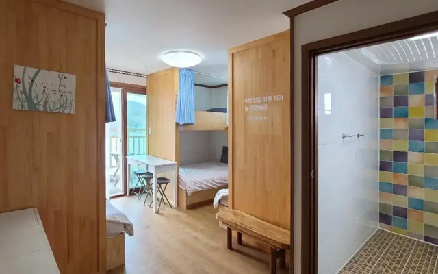 Tongyeong Slobbie Guest House
