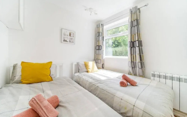Livestay - 2 Bed Apt, Free Parking in Luton