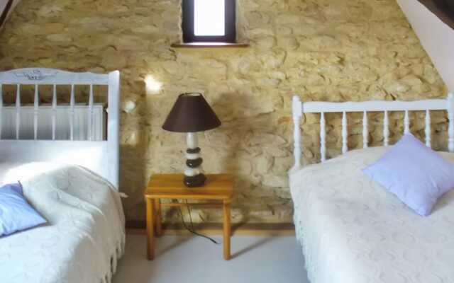 House With 2 Bedrooms in Les Eyzies-de-tayac-sireuil, With Enclosed Ga