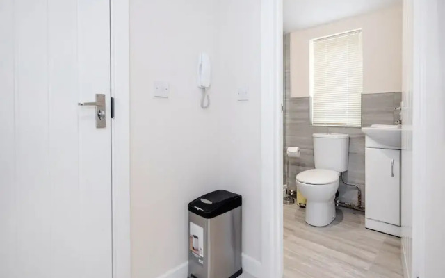 Studio Flat in Bedford Near Hospital & Stations