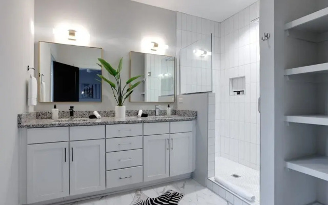 East Nash Oasis - 13 Beds - Going Fast