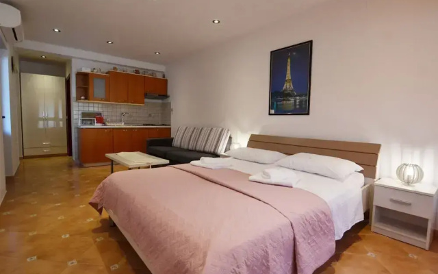 Sleek and Serene Flat and Rooms
