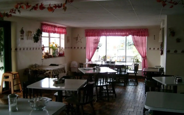 Hillcrest Hotel and Lounge