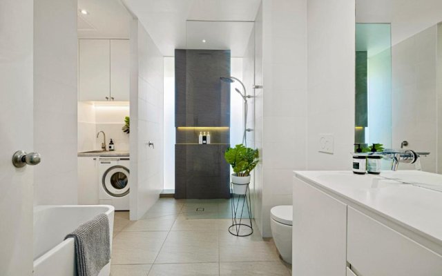 St Kilda Townhouse - Stunning & Entire 3 BRM house