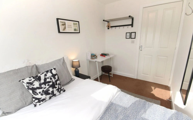 Modern 4 Bed Townhouse with Parking