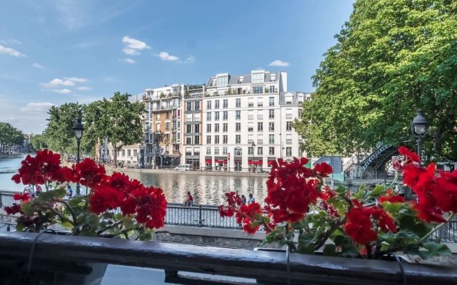 Classical-parisian Apartment on Canal Saint Martin