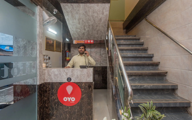 OYO 8678 Hotel Golden Nest