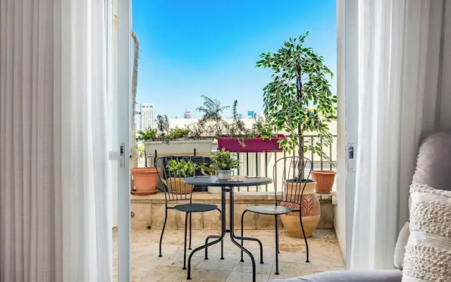 Ben Yehuda Green Charm by Sea N' Rent