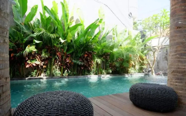 Oyo 2135 Escotel Jalak Guest House