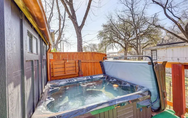 Creekside Cottage w/ Deck & Hot Tub in Belton