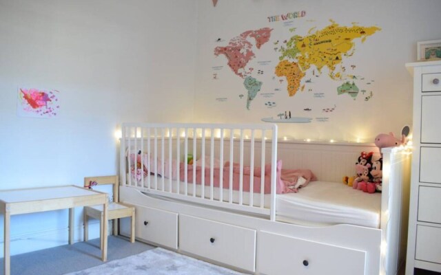 Stunning 2 Bedroom House in Chiswick