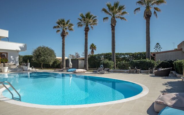 Ognina Apts with pool by Wonderful Italy