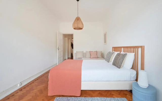 Light-Filled & Renovated Apartment, By TimeCooler