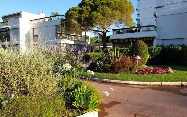 Garden and beach sea view apartment Cannes