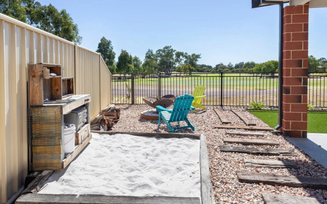 The Links - fairway views, walk to town, air-con